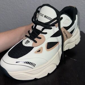 New with box Steve Madden Clyde sneakers